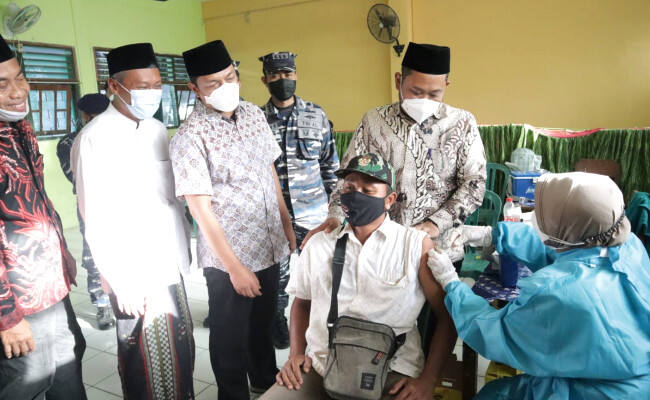 Bupati Gresik Apresiasi Serbuan Vaksinasi TNI AL yang Menyasar Santri Ponpes Al Karimi