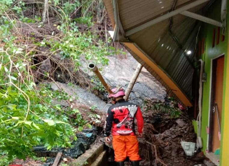 Diguyur Hujan, Permukiman Warga di Jalan Borneo Kotabaru Longsor