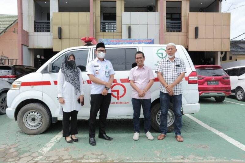 Yayasan Haji Maming Enam Sembilan dan PDI Perjuangan Serahkan Ambulan di Tungkaran Pangeran Tanbu