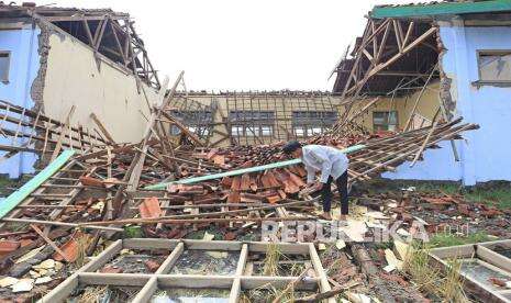 In Picture: Hujan Lebat, Sebuah Sekolah Rubuh di Indramayu