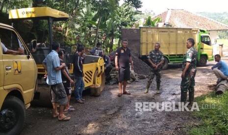 TMMD Sengkuyung Lanjutkan Bangun Jalan Tegalpingen-Tumanggal