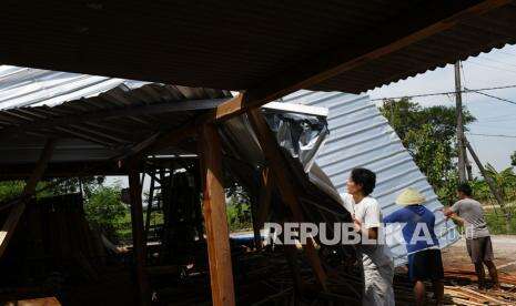In Picture: Rumah Roboh Akibat Angin Puting Beliung