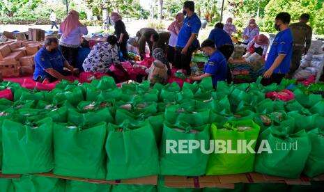 In Picture: Pembagian Paket Bahan Pokok Pemkot Surabaya