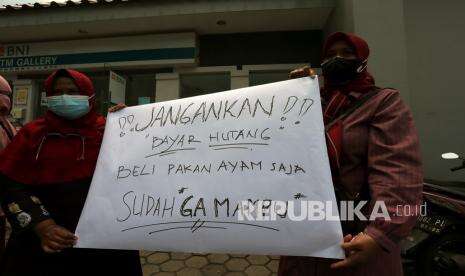 Bentangkan Poster Protes Dahulu, Diundang ke Istana Kemudian