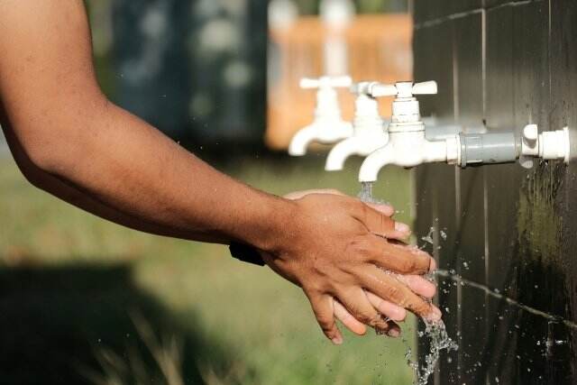 Wudu di Kamar Mandi, Bagaimana Hukumnya?
