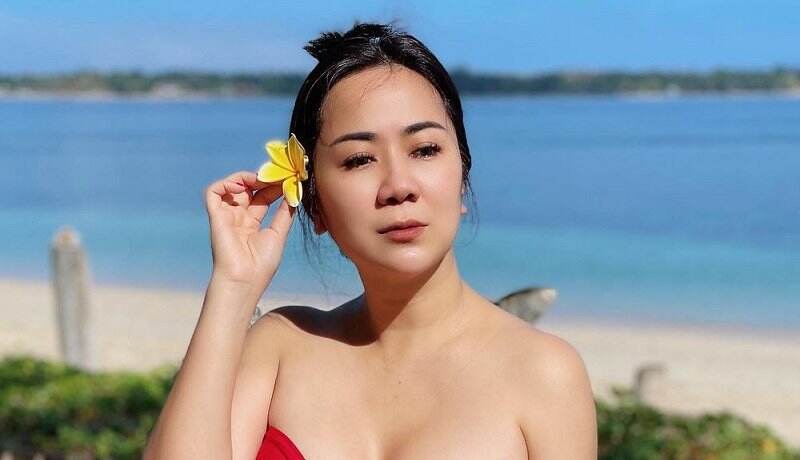 Pose Tante Ernie Pakai Bra Merah Bikin Pusing, Netizen: Selalu Mencengangkan