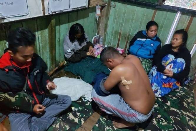 Aparat Keamanan Evakuasi Nakes Jatuh ke Jurang di Kiwirok