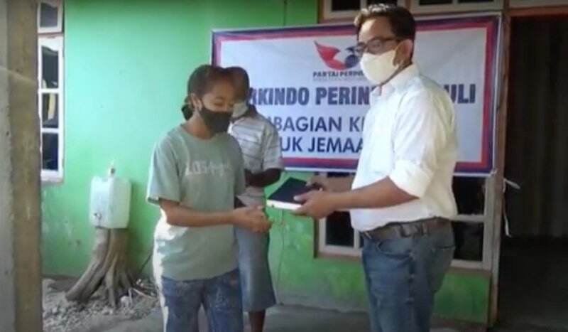 Gerkindo Terus Bagikan Alkitab untuk Warga NTT