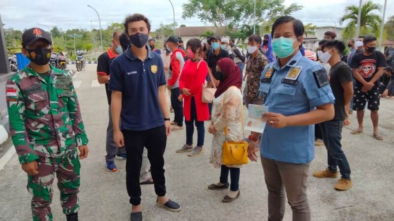 Personel TNI di Perbatasan Malaysia Gagalkan Penyelundupan 41 PMI Ilegal ke Malaysia