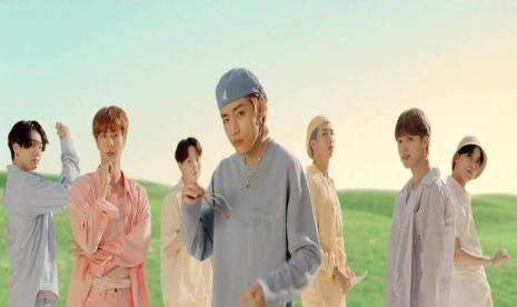Dynamite BTS Masuk `The 500 Greatest Songs of All Time`