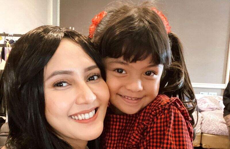 Oma Sofia Foto Bareng Reyna, Mirip Gak?
