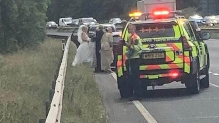 Mobilnya Mogok, Pengantin Wanita Ini Naik Mobil Patroli Polisi ke Lokasi Pernikahan