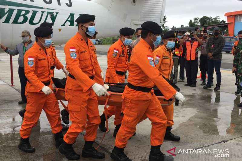 Disambut Isak Tangis, Jenazah Tiga Awak Pesawat Rimbun Air Dibawa ke RSUD Mimika