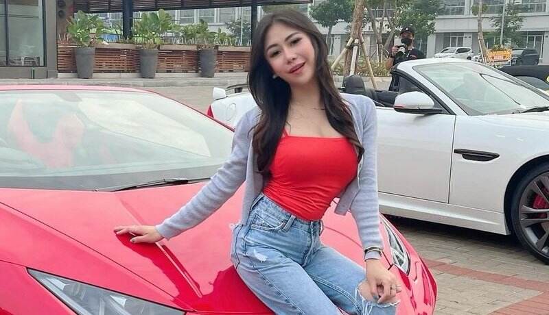 6 Pose Seksi Ayu Thalia dengan Mobil Mewah, Selebgram yang Viral Gegara Anak Ahok