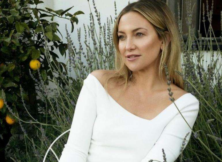 Dilamar Produser, Kate Hudson Pamerin Cincin