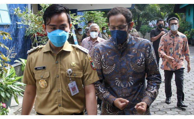 "Paparazi" ala Gibran, Potret Nadiem Diam-diam di Lokasi Ujian PPPK Guru di Solo