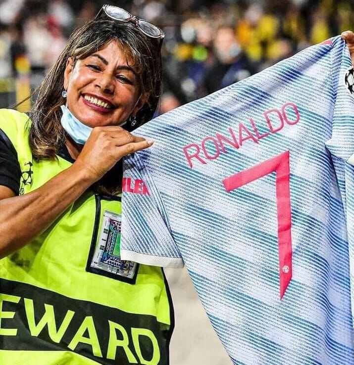 Jersey Untuk Steward yang Terkena Tendangan