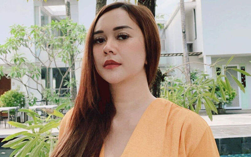 Aura Kasih Pose Cantik Pakai Baju Belahan Dada Rendah, Netizen: Menggoda Iman!