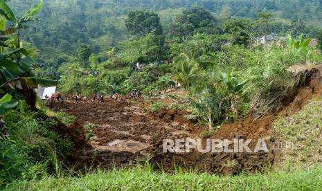 Hujan Deras Picu Bencana Longsor dan Banjir di Sukabumi