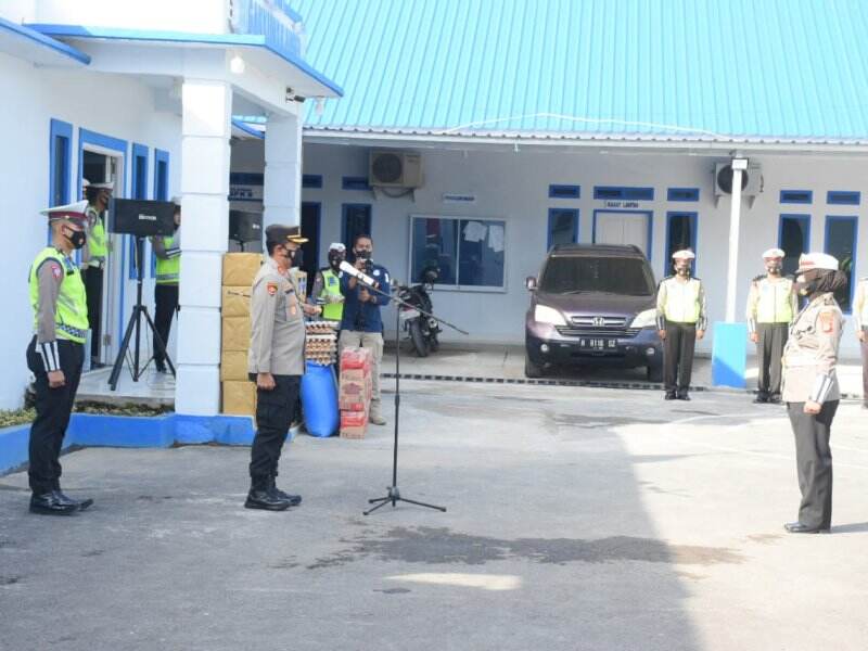 Usai Ganjar Anggotanya dengan Reward, Kapolres Bulukumba Bagikan Sembako ke Warga dan Anjangsana ke Anak Panti