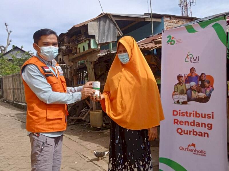 Laznas LMI Berbagi Rendang Siap Saji di Kota Makassar