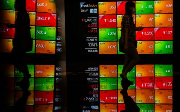 Sempat Melemah, IHSG Sesi I Menguat Tipis ke 6.111
