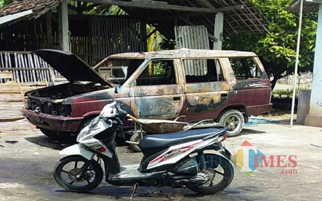 Mobil di Tulungagung Terbakar, Apinya Merembet hingga Bakar Sebagian Rumah Pemiliknya