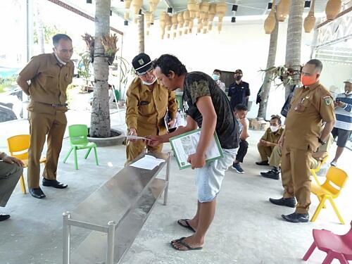 Tak Berizin, Pemda KLU Hentikan Pembangunan Pusat Oleh-Oleh di Teluk Nara