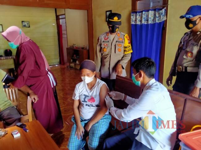Jemput Bola Vaksinasi Warga Disabilitas, Kapolsek Senori: Kami Berikan Keamanan Bagi Nakes dan Peserta Vaksin