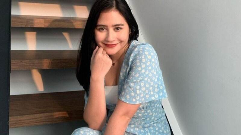 Prilly Latuconsina Tampil Aduhai Pakai Rok Mini saat di Bali, Bodynya Dikomentari Begini!