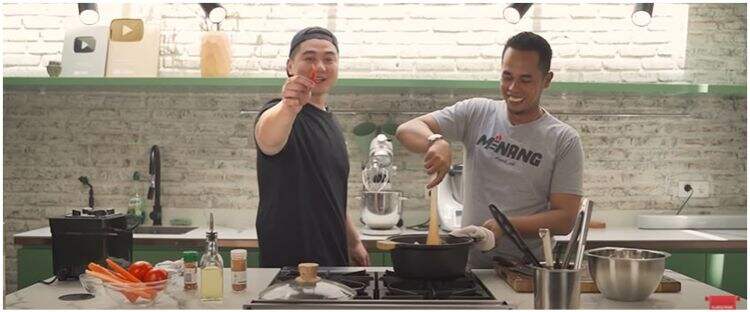 11 Momen Lord Adi masak sup tulang bareng Chef Arnold, kompak banget