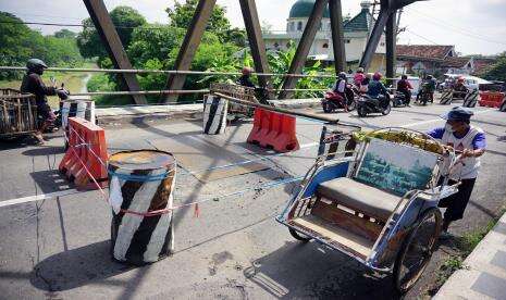 Jembatan Penyeberangan di Trenggalek Patah Diterjang Air Bah