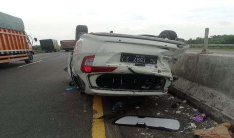Mobil Rush Terguling di Jalan Tol, Tiga Orang Wafat