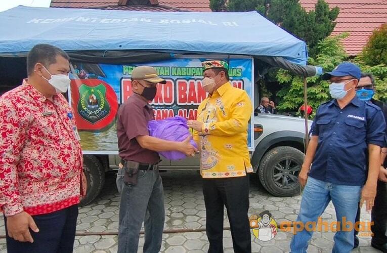 Peduli Banjir Kalteng, Dinas Kominfo Kapuas Bersama Jurnalis Serahkan Bantuan Banjir