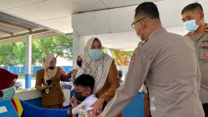 Pantau Vaksinasi COVID-19 Pelajar, Kapolres Takalar: Tetap Harus Terapkan Prokes