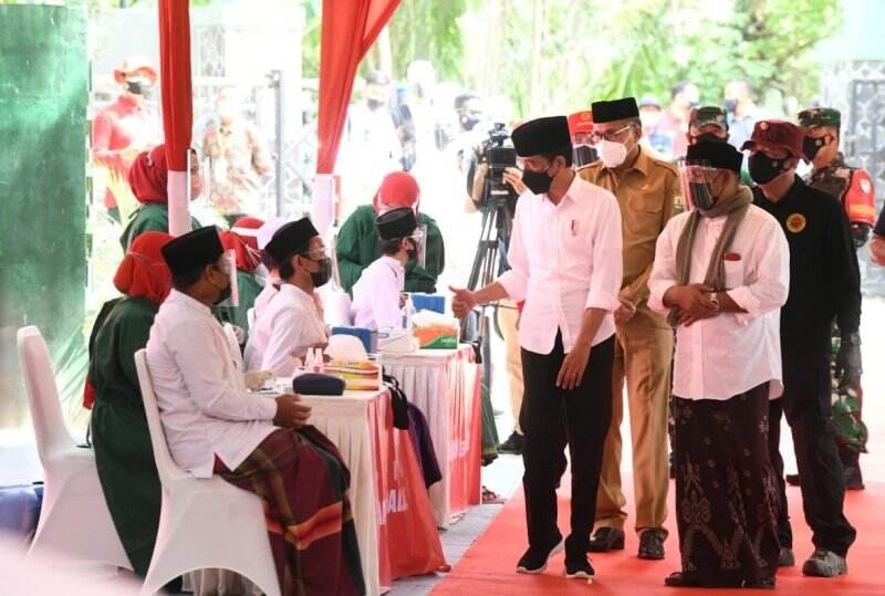 Vaksinasi Massal BIN untuk Santri, Jokowi: Agar Semua Terproteksi