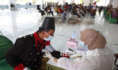 In Picture: Vaksinasi Covid-19 di Pagelaran Kasunansn Surakarta