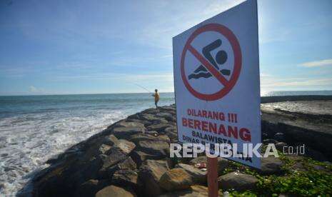 In Picture: Larangan Berenang di Pantai Padang, Sumbar
