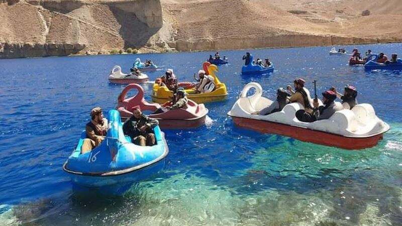 Viral Tentara Taliban Naik Perahu Angsa, Nikmati Taman Nasional dengan Senjata di Tangan