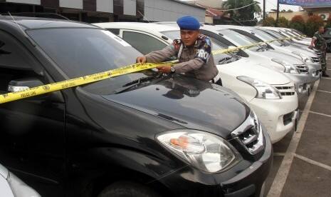 Polrestro Depok Kembalikan Puluhan Mobil ke Pemiliknya