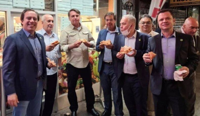 Presiden Brasil Bolsonaro Terpaksa Makan Pizza di Trotoar New York karena Dilarang Masuk Restoran