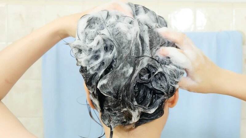 5 Trik Keramas agar Rambut Halus dan Berkilau, Secantik Model Iklan Sampo!