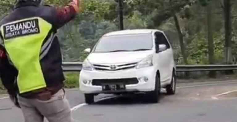 Ban Mobil Selip di Jalan Licin, Jangan Panik Ini 3 Hal Harus Anda Lakukan