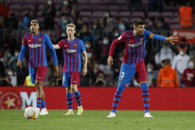 Gerard Pique Jadi Striker di Laga Barcelona vs Granada, Ronald Koeman Didesak Mundur