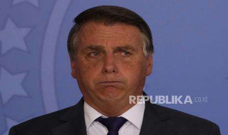Tolak Vaksin, Presiden Brasil Makan di Tepi Jalan New York