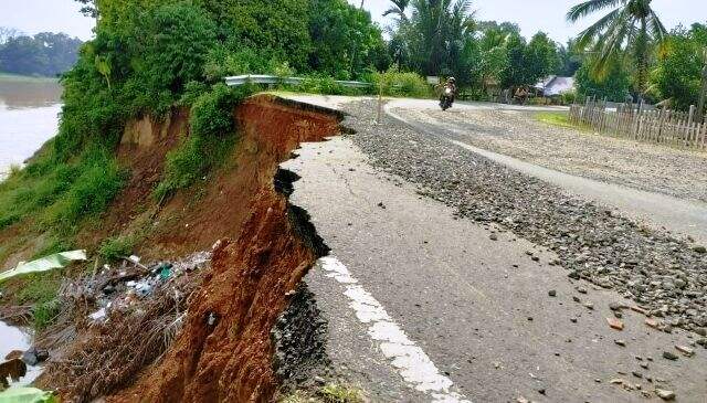 Ruas Badan Jalan Padang Lamo di Tebo Ambrol