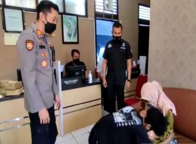 Aniaya Ibu Kandung, Anak Sujud dan Minta Maaf di Kantor Polisi
