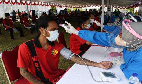 In Picture: Vaksinasi Covid-19 Bagi 750 Warga Binaan Lapas Madiun