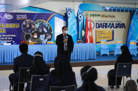 Mahasiswa Baru Kampus The Best ini Diberikan Pengenalan Kampus Merdeka