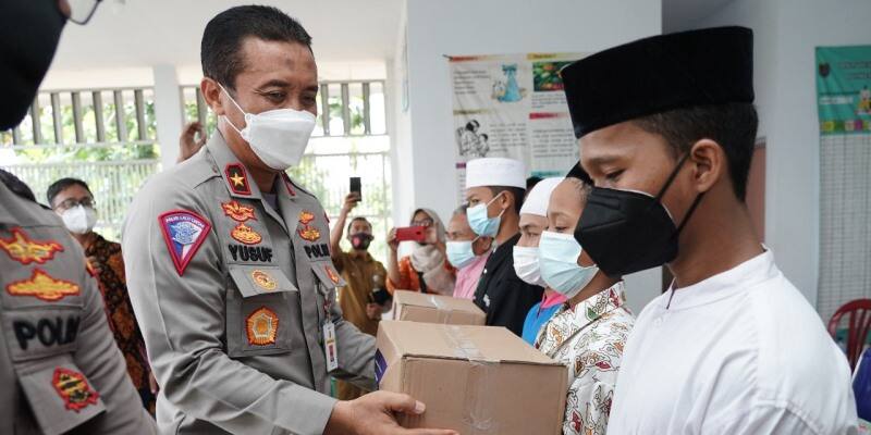 Jelang HUT Polantas, Brigjen Yusuf Bagikan Sembako untuk Pondok Pesantren dan Panti Asuhan